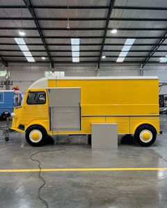 Best Design Quality Vintage Classic Style Food Truck 4.8m Stainless Steel Frame Insulated Compartments Outdoor Use - Product Image 3