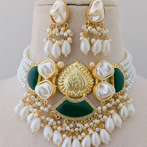 Conjunto de collar de Gargantilla real de alta calidad, efecto fundido de flor de perla con patrón dorado enmarcado en cadena de bambú de latón para fiestas - Product Image 1