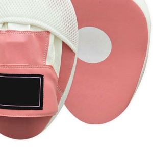 Guantes de Boxeo Personalizados de Color Rosa y Blanco Hechos en Pakistán, Almohadillas de Entrenamiento para Kickboxing y Muay Thai - Product Image 2