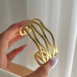 Bracelet en métal à design réglable, s'adapte parfaitement à diverses tailles de poignet, offre confort et apparence élégante au quotidien - Product Image 1