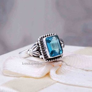 แหวนเงินแท้ทำด้วยมือ925พลอยบุษราคัมสีฟ้าเครื่องประดับสำหรับสตรีตัดขอบมรกตคุณภาพสูงตามสั่ง - Product Image 2