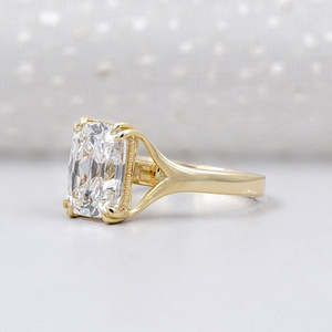 Bague de fiançailles pour femme en or jaune avec diamant taille coussin de mine ancienne certifié IGI, à double griffe et à queue fendue - Product Image 3
