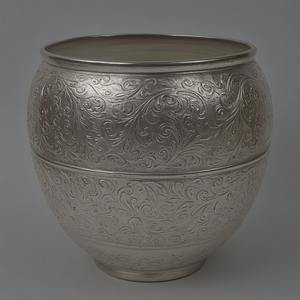 กระถางโลหะสำหรับตกแต่งสไตล์คลาสสิกโบราณได้รับการออกแบบอย่างสมบูรณ์แบบสำหรับการตกแต่งสวนที่หรูหราและการตกแต่งกลางแจ้งตามฤดูกาล - Product Image 5