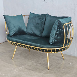Sofá contemporáneo SFB68056 con estructura de hierro dorado y cojines color verde azulado - Product Image 2