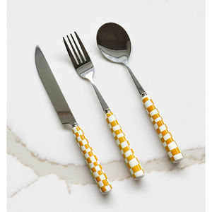 Ensemble de couverts en résine à poignée jaune à carreaux, idéal pour un usage quotidien, l'accueil des invités et des dîners élégants, vente en gros depuis l'Inde - Product Image 1