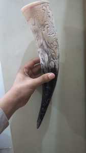 Cuerno para beber con grabado de tema vikingo ideal para tiendas medievales para reventa por tiendas de suministros vikingos - Product Image 2