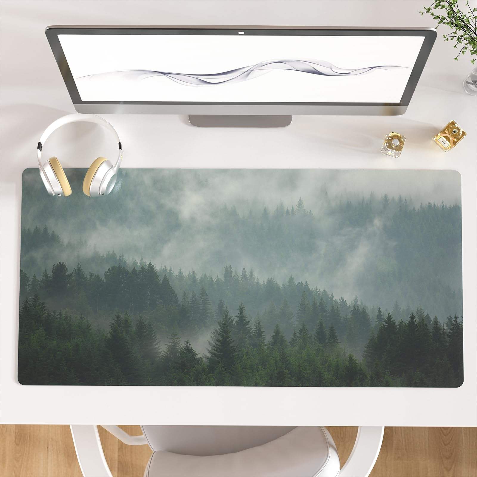 Vallée forestière brumeuse