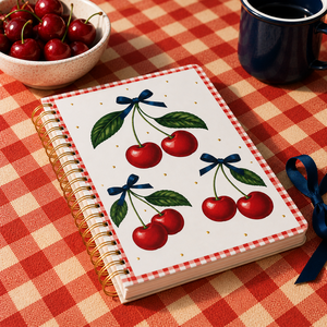 Quaderno Personalizzato LABON in Ciliegio con Bordo <span class=keywords><strong>a</strong></span> <span class=keywords><strong>Quadretti</strong></span> Crema, Punti Rossi e Dorati, Fiocco in Nastro Grosgrain Blu Navy, Spirale <span class=keywords><strong>a</strong></span> Doppio Filo Dorato, Pagine Bianche - Product Image 4