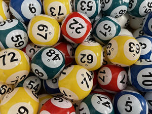 Decoraciones de bolas de bingo multicolores Premium Adición clásica de 6 lados de alta calidad a juegos de bingo - Product Image 3