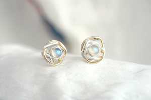 Pendientes de tuerca de piedra lunar de plata de ley delicados hechos a mano estilo moderno delicado para regalo - Product Image 2