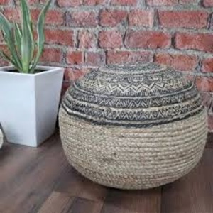 เก้าอี้นวมแบบออตโตมันทำด้วยมือสไตล์โบฮีเมียนสีเบจและสีดำเก้าอี้ปูพื้นสไตล์โบฮีเมียนเก๋ไก๋เป็นมิตรต่อสิ่งแวดล้อมสำหรับห้องนั่งเล่น - Product Image 1