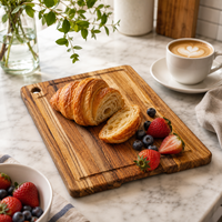 Planche à découper en teck de grande taille avec rainure profonde pour les jus, trou de suspension et poignées pour la préparation de la viande et du fromage en cuisine