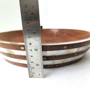 Plateau rond artisanal en bois avec incrustation de nacre pour la décoration de table, le service et le rangement - Product Image 3