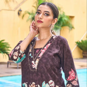 Ensemble coordonné en coton pour femmes, création de designer |   Haut Kurti à col en V imprimé floral avec pantalon assorti |   Tenue de fête - Product Image 1