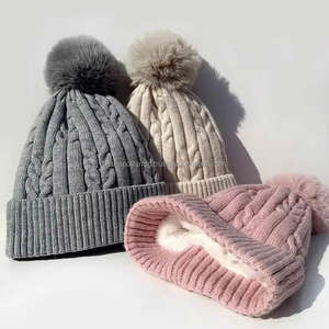 Chapeaux d'hiver personnalisés en gros pour femmes avec doublure en fourrure sherpa chaude, pompon en fausse fourrure, bonnet tricoté - Product Image 5