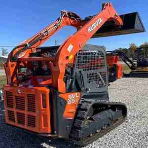 Chargeuse compacte Kubota 65-2 haute performance avec attache rapide hydraulique, roues robustes et puissance diesel fiable - Product Image 4