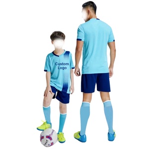 Vente en gros de vêtements de football pour hommes avec logo personnalisé Conception d'ensembles de découpe automatisée OEM - Product Image 5