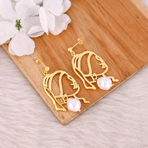 Boucles d'oreilles pendantes minimalistes en laiton faites à la main pour femmes, perles et pierres précieuses, bijoux légers de forme libre, vente en gros en Inde - Product Image 4