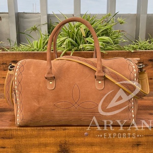 Usine en gros Design à la mode en cuir repoussé à la main grande capacité sac de voyage personnalisé en cuir de vache véritable unisexe sacs de sport - Product Image 1