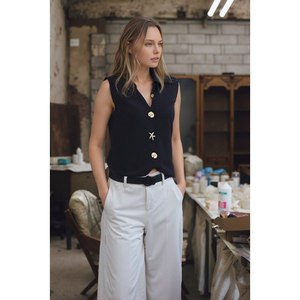 Gilet pour femme avec détails boutonnés 1562 – Gilet élégant avec accents boutonnés stylés - Product Image 1