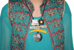 สร้อยคอแฟชั่นทำมือรูปเขาควายและเรซินขัดเงาสร้อยคอสไตล์สัตว์จากอินเดียขายส่งจำนวนมาก - Product Image 2