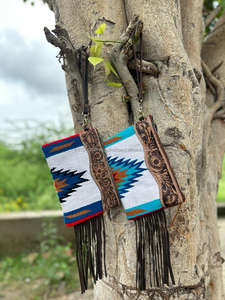 Véritable pochette en cuir usiné aztèque faite à la main élégante femmes couverture de selle portefeuille à franges pochette à bracelet en cuir usiné de haute qualité - Product Image 4