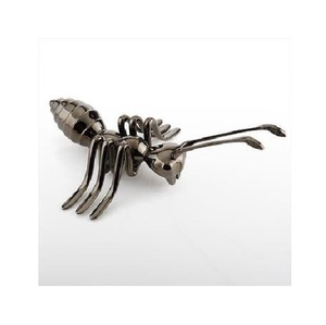 Escultura artística de aluminio fundido que simboliza la unidad, la fuerza, la forma refinada y la excelencia artesanal contemporánea. - Product Image 4