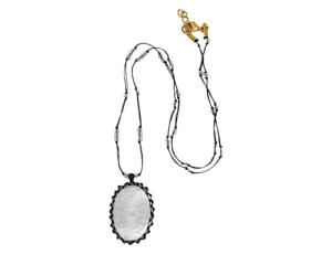 Collier pendentif en quartz en cristal naturel fait à la main, cadre de forme ovale à la mode, breloque en laiton, pierre précieuse unique - Product Image 3