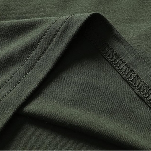 Conjunto de 2 Piezas para Hombre en Verde Oliva, Camiseta con Cuello en V y Pantalones Cortos con Cordón Ajustable - Product Image 6