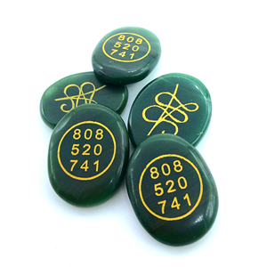 แกะสลักเหรียญสัญลักษณ์ Zibu สีเขียวธรรมชาติหยกขัดเงาหินอัญมณีการรักษาฮวงจุ้ยพลังงานความรักรูปปั้นแกะสลักเพื่อความสมดุลทางจิตวิญญาณ - Product Image 1