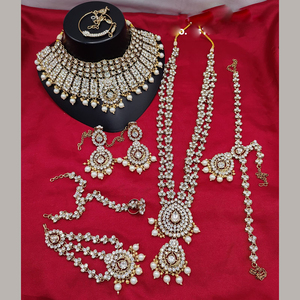 ชุดเครื่องประดับเจ้าสาวชุบทองหรูหราพร้อมหินประกายออสเตรียประกอบด้วยสร้อยคอ Maang Tikka ต่างหูและแหวนจมูก - Product Image 3