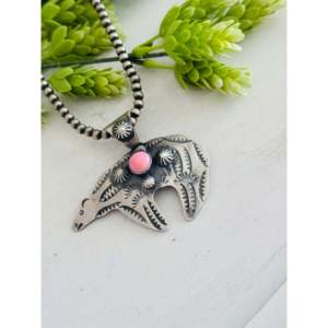 Pendentif en argent sterling avec coquille rose Chimney Butte et ours, serti clos, avec la coquille comme pierre principale - Product Image 4