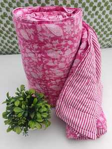 Couverture en coton matelassée réversible à motifs floraux roses, faite à la main, imprimée en blocs - Product Image 3