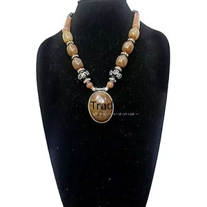 Collar de resina hecho a mano Tradebyd, colgante ligero duradero, joyería para mujer - Product Image 1