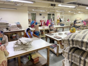 Reposapiés tapizado de madera otomana bordado con diseño Suzani de estilo moderno para decoración del hogar, sala de estar de la colección - Product Image 5