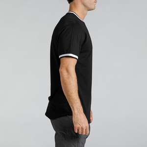 Camiseta de manga corta para hombre, negra y blanca, con cuello y puños en contraste, dobladillo curvo, estilo ringer, corte ajustado, cuello redondo, informal. - Product Image 3