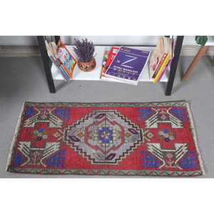 Alfombra Vintage de 1.5x3 pies, Alfombra Turca Pequeña, Alfombra de Lana con Diseño de Camuflaje Rojo y Azul - Product Image 1