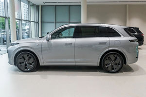 SUV de Lujo Usado 2024, Modelo de Carrocería Extendida de Alto Rendimiento, Interior Premium, Transmisión Automática, Asientos de Cuero, Listo para Usar - Product Image 5