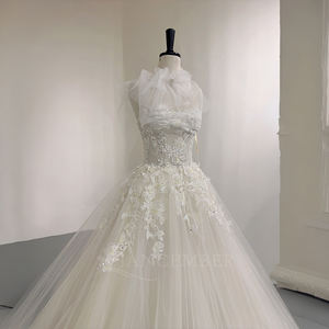 Robes de mariée NT117 modernes style bohème en tulle avec motif dentelle, traîne chapelle, fleurs et cristaux - Product Image 3