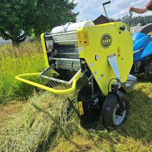 Venta al por mayor de fábrica: Mini empacadora de heno con motor y caja de cambios - Alta seguridad, 3 años de garantía, uso agrícola, fácil de operar, empacadora de pasto para animales - Product Image 1