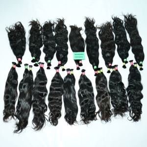 Vente en gros Extensions de cheveux humains vierges naturels indiens alignés sur les cuticules 100% Cheveux humains de temple ondulés en vrac noirs - Product Image 3