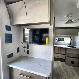 Venta al por mayor de caravanas Grand Design RVs Serenova 150HL de 19 pies para 2 personas con cama abatible tamaño queen, modelos 2025 y 2026, disponibles para envío inmediato. - Product Image 3