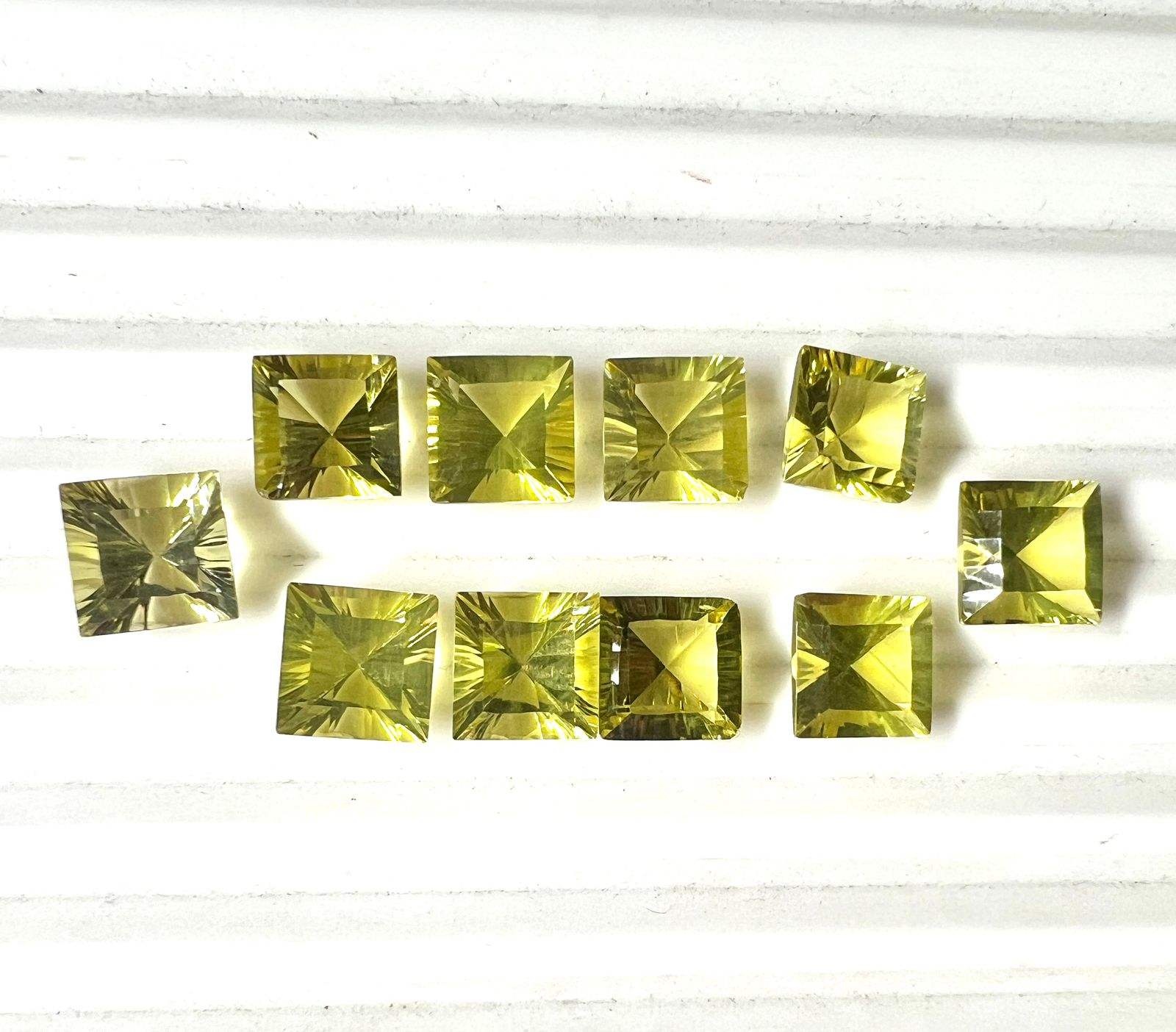 สีเหลือง