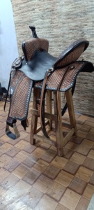 Silla de Montar Inglesa/Estilo Western de Cuero Premium Hecha a Mano, Cómoda para Carreras, con Árbol de Madera/Fibra de Vidrio, Personalización Disponible - Product Image 2