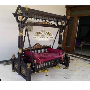 Columpio de madera de teca estilo Rajwada para el hogar, aspecto antiguo, para el hogar con acabado negro columpio, tallado a mano tradicional con dosel - Product Image 1
