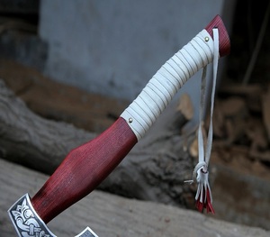 Hache en acier à haute teneur en carbone personnalisée faite à la main Hache de qualité industrielle Gaine en cuir fin Manche en bois gravé à l'acide Article tendance viral - Product Image 5