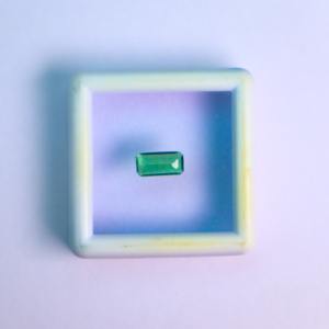 หินอัญมณีธรรมชาติเกรด AAA สีเขียวมรกต - Product Image 3