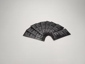 Matériau recyclé Ruban de satin noir Impressions blanches Étiquette principale de lavage de soin de haute qualité avec logo de marque Nom Étiquette de vêtement - Product Image 3