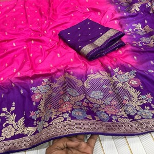 Sari de Seda Pesada VASTRA COTTAGE con Tejido Meenakari Zari en el Cuerpo, Pallu con Borde de Tubo, Borlas y Blusa en Contraste - Product Image 3