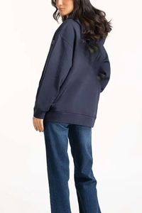 เสื้อฮู้ดดี้ลำลองมีสไตล์สำหรับผู้หญิง สีกรมท่า สวมใส่สบาย รับผลิตแบบ OEM พร้อมปักโลโก้ลายการ์ตูนด้านหน้า คุณภาพสูง ผลิตจากผ้าฝ้าย 100% โดย Ako - Product Image 2